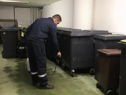 Fotografía editorial exclusiva de plagas-madrid.com para un contexto de inspección; no representa la sede, el equipo ni un trabajo de Abansol