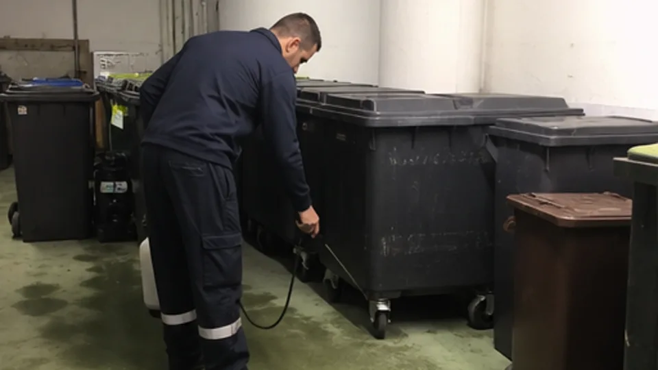 Inspección profesional en Madrid, fotografía editorial exclusiva de plagas-madrid.com para la guía de contacto